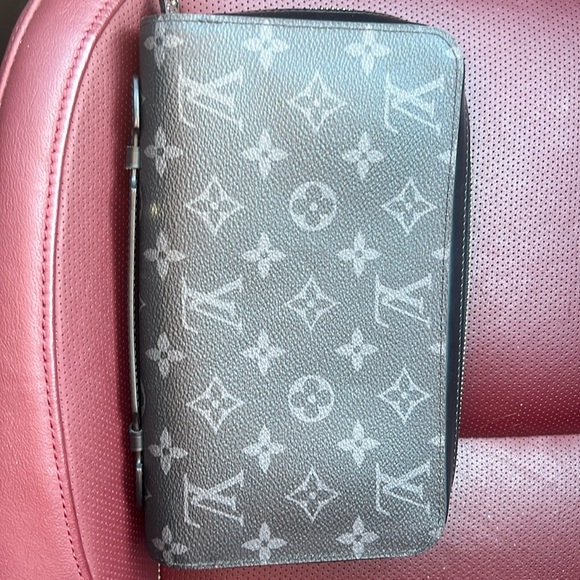 Men’s Louis Vuitton wallet - Picture 1 of 5
